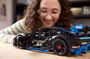 LEGO Klocki Technic 42176 Samochód wyścigowy Porsche GT4 e-Performance