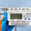 Qoltec Trójfazowy elektroniczny licznik | miernik zużycia energii na    szynę DIN | 400V | LCD | Wi-Fi